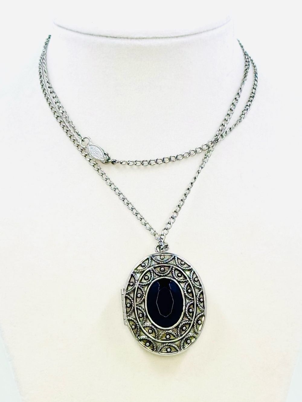 Avon Vintage Silver-Tone Perfume Locket Pendant/Brooch Necklace 26” Chain